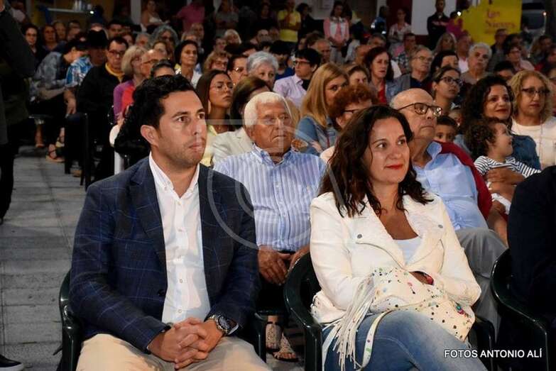 El concejal socialista Alejandro Ramos, en el pregón de Lomo Magullo, junto a la edila del Gobierno, Lidia Mejías (Foto Francisco Javier Santana)